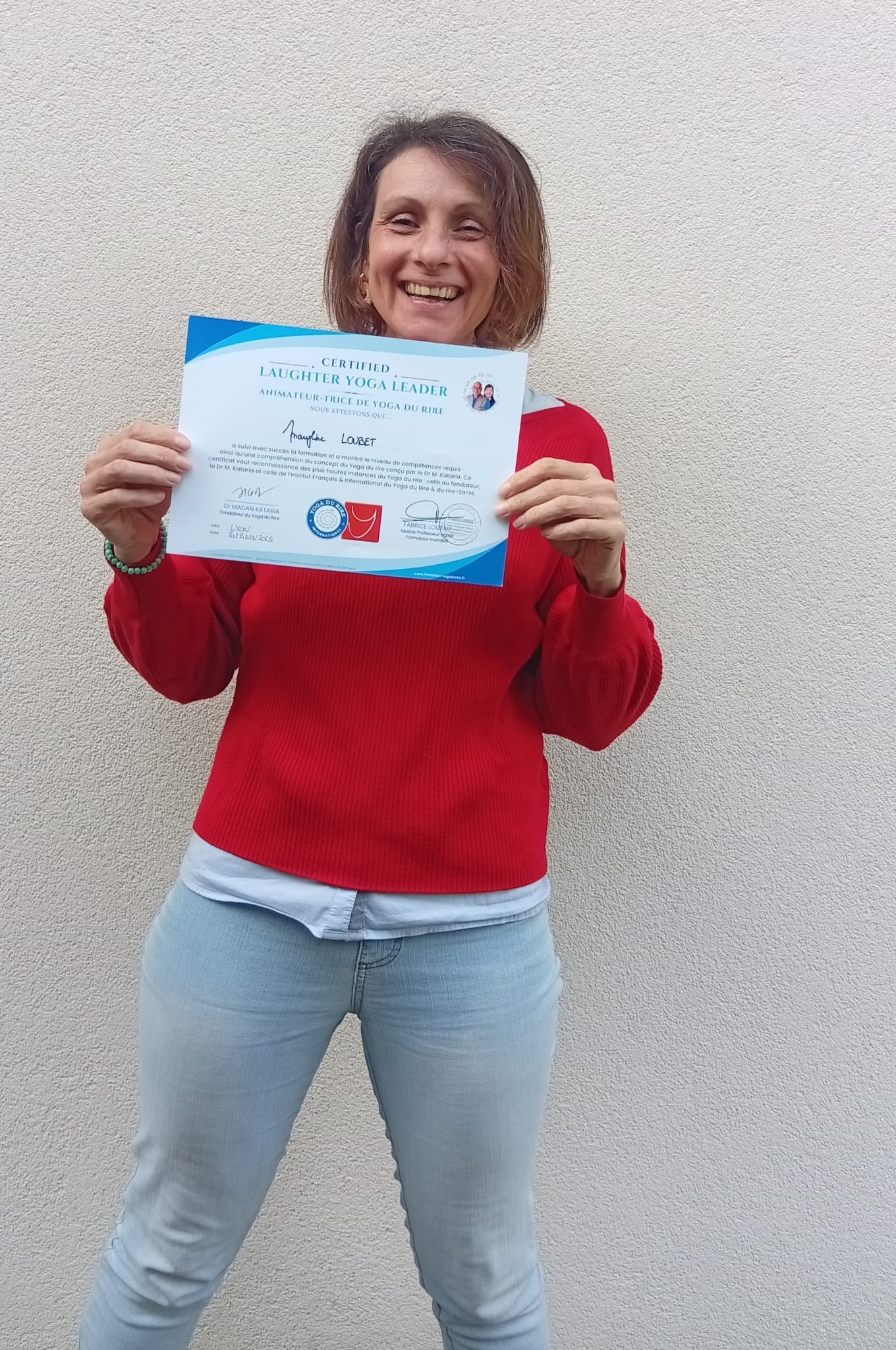 Maryline Loubet, animatrice diplômée de yoga du rire, avec sa certification